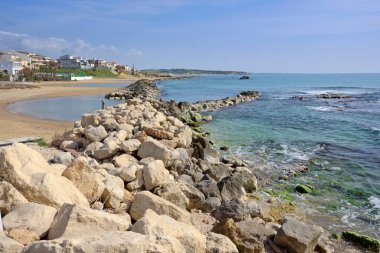 İtalya, Sicilya, Akdeniz, Scoglitti (Ragusa Eyaleti), Sicilya 'nın güneydoğu kıyı şeridi, sahilde insanlar
