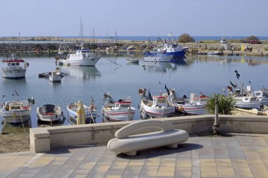 İtalya, Sicilya, Scoglitti (Ragusa Eyaleti), limanda balıkçı tekneleri 