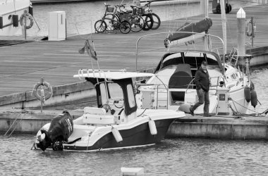 İtalya, Sicilya, Akdeniz, Marina di Ragusa (Ragusa Eyaleti); 16 Mart 2021, limandaki insanlar ve lüks yatlar - EDITORIAL