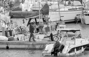 İtalya, Sicilya, Akdeniz, Marina di Ragusa (Ragusa Eyaleti); 16 Mart 2021, limandaki insanlar ve lüks yatlar - EDITORIAL