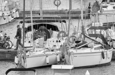 İtalya, Sicilya, Akdeniz, Marina di Ragusa (Ragusa Eyaleti); 16 Mart 2021, limandaki insanlar ve lüks yatlar - EDITORIAL