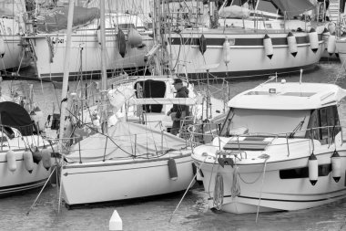 İtalya, Sicilya, Akdeniz, Marina di Ragusa (Ragusa Eyaleti); 16 Mart 2021, limandaki insanlar ve lüks yatlar - EDITORIAL