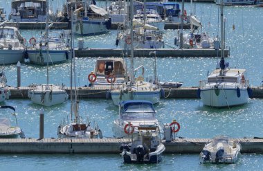 İtalya, Sicilya, Akdeniz, Marina di Ragusa (Ragusa ili); 17 Mart 2021, limanda lüks yatlar - EDITORIAL