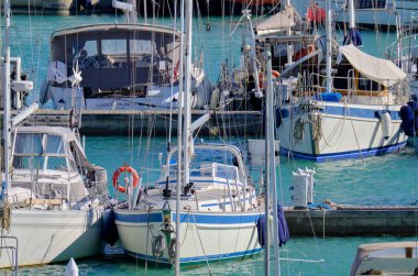 İtalya, Sicilya, Akdeniz, Marina di Ragusa (Ragusa ili); 17 Mart 2021, limanda lüks yatlar - EDITORIAL