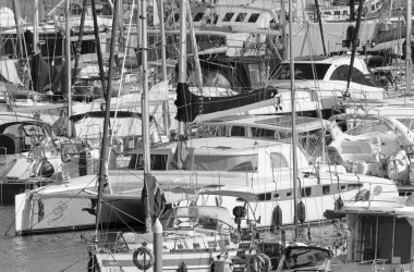 İtalya, Sicilya, Akdeniz, Marina di Ragusa (Ragusa ili); 18 Mart 2021, limanda lüks yatlar - EDITORIAL