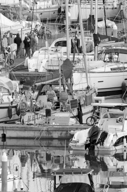 İtalya, Sicilya, Akdeniz, Marina di Ragusa (Ragusa Eyaleti); 19 Mart 2021, limandaki insanlar ve lüks yatlar - EDITORIAL