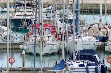 İtalya, Sicilya, Akdeniz, Marina di Ragusa (Ragusa Eyaleti); 20 Mart 2021, limanda yelkenli tekneleri - EDITORIAL