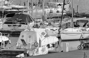 İtalya, Sicilya, Akdeniz, Marina di Ragusa (Ragusa ili); 20 Mart 2021, limanda lüks yatlar - EDITORIAL