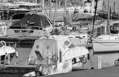 İtalya, Sicilya, Akdeniz, Marina di Ragusa (Ragusa ili); 20 Mart 2021, limanda lüks yatlar - EDITORIAL