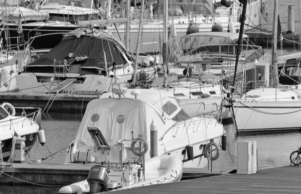 İtalya, Sicilya, Akdeniz, Marina di Ragusa (Ragusa ili); 20 Mart 2021, limanda lüks yatlar - EDITORIAL