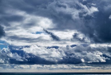 İtalya, Sicilya, Akdeniz, Sicilya Kanalı 'nda kışın fırtına bulutları