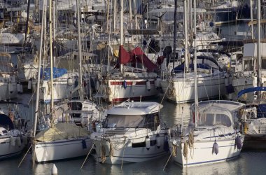 İtalya, Sicilya, Akdeniz, Marina di Ragusa (Ragusa ili); 21 Mart 2021, limanda lüks yatlar - EDITORIAL