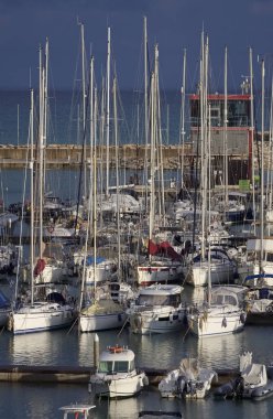 İtalya, Sicilya, Akdeniz, Marina di Ragusa (Ragusa ili); 21 Mart 2021, limanda motorlu tekneler ve lüks yatlar - EDITORIAL