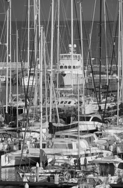 İtalya, Sicilya, Akdeniz, Marina di Ragusa (Ragusa ili); 21 Mart 2021, limanda lüks yatlar - EDITORIAL