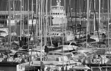 İtalya, Sicilya, Akdeniz, Marina di Ragusa (Ragusa ili); 21 Mart 2021, limanda lüks yatlar - EDITORIAL