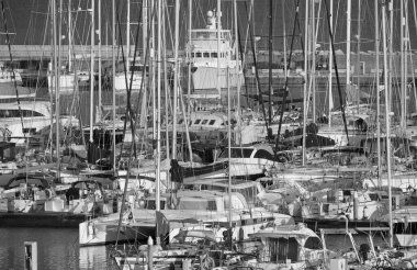 İtalya, Sicilya, Akdeniz, Marina di Ragusa (Ragusa ili); 21 Mart 2021, limanda lüks yatlar - EDITORIAL