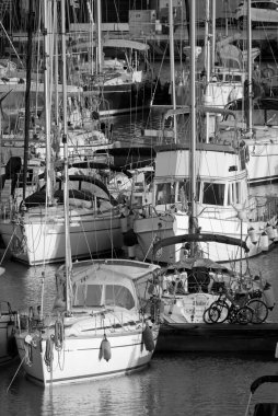 İtalya, Sicilya, Akdeniz, Marina di Ragusa (Ragusa ili); 21 Mart 2021, limanda lüks yatlar - EDITORIAL