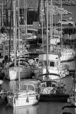 İtalya, Sicilya, Akdeniz, Marina di Ragusa (Ragusa ili); 21 Mart 2021, limanda lüks yatlar - EDITORIAL