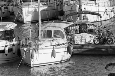 İtalya, Sicilya, Akdeniz, Marina di Ragusa (Ragusa ili); 22 Mart 2021, limanda lüks yatlar - EDITORIAL