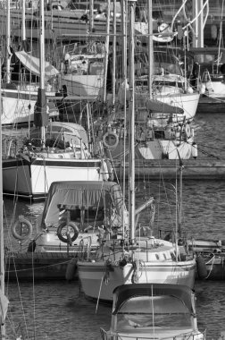 İtalya, Sicilya, Akdeniz, Marina di Ragusa (Ragusa ili); 22 Mart 2021, limanda lüks yatlar - EDITORIAL