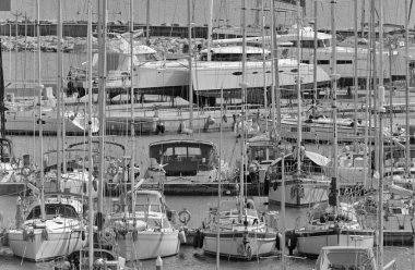 İtalya, Sicilya, Akdeniz, Marina di Ragusa (Ragusa ili); 23 Mart 2021, limanda lüks yatlar - EDITORIAL