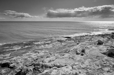 İtalya, Sicilya, Akdeniz, Marina di Ragusa, (Ragusa Eyaleti), kayalık kıyı şeridi manzarası