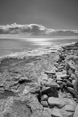 İtalya, Sicilya, Akdeniz, Marina di Ragusa, (Ragusa Eyaleti), kayalık kıyı şeridi manzarası