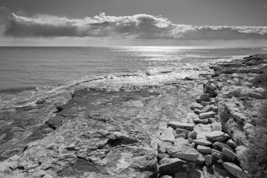 İtalya, Sicilya, Akdeniz, Marina di Ragusa, (Ragusa Eyaleti), kayalık kıyı şeridi manzarası