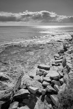İtalya, Sicilya, Akdeniz, Marina di Ragusa, (Ragusa Eyaleti), kayalık kıyı şeridi manzarası