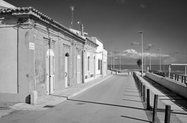 İtalya, Sicilya, Akdeniz, Punta Secca (Ragusa Eyaleti), deniz kenarında eski bir Sicilya taş evinin ön cephesi, barok süsler.