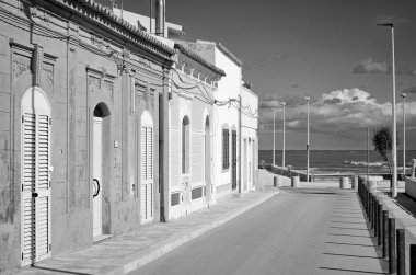 İtalya, Sicilya, Akdeniz, Punta Secca (Ragusa Eyaleti), deniz kenarında eski bir Sicilya taş evinin ön cephesi, barok süsler.
