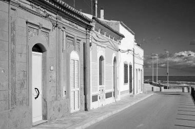 İtalya, Sicilya, Akdeniz, Punta Secca (Ragusa Eyaleti), deniz kenarında eski bir Sicilya taş evinin ön cephesi, barok süsler.