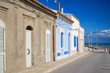 İtalya, Sicilya, Akdeniz, Punta Secca (Ragusa Eyaleti), deniz kenarında eski bir Sicilya taş evinin ön cephesi, barok süsler.