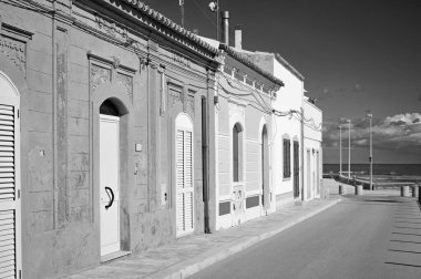 İtalya, Sicilya, Akdeniz, Punta Secca (Ragusa Eyaleti), deniz kenarında eski bir Sicilya taş evinin ön cephesi, barok süsler.