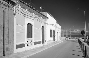 İtalya, Sicilya, Akdeniz, Punta Secca (Ragusa Eyaleti), deniz kenarında eski bir Sicilya taş evinin ön cephesi, barok süsler.