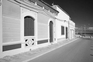 İtalya, Sicilya, Akdeniz, Punta Secca (Ragusa Eyaleti), deniz kenarında eski bir Sicilya taş evinin ön cephesi, barok süsler.