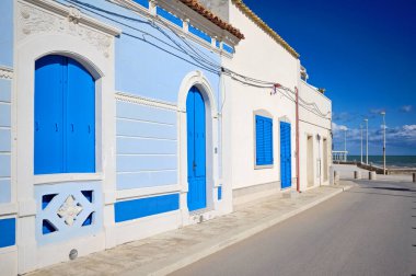 İtalya, Sicilya, Akdeniz, Punta Secca (Ragusa Eyaleti), deniz kenarında eski bir Sicilya taş evinin ön cephesi, barok süsler.