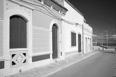 İtalya, Sicilya, Akdeniz, Punta Secca (Ragusa Eyaleti), deniz kenarında eski bir Sicilya taş evinin ön cephesi, barok süsler.