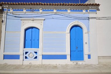 İtalya, Sicilya, Akdeniz, Punta Secca (Ragusa Eyaleti), deniz kenarında eski bir Sicilya taş evinin ön cephesi, barok süsler.