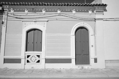 İtalya, Sicilya, Akdeniz, Punta Secca (Ragusa Eyaleti), deniz kenarında eski bir Sicilya taş evinin ön cephesi, barok süsler.