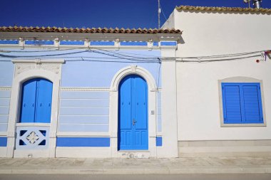 İtalya, Sicilya, Akdeniz, Punta Secca (Ragusa Eyaleti), deniz kenarında eski bir Sicilya taş evinin ön cephesi, barok süsler.