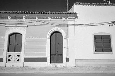 İtalya, Sicilya, Akdeniz, Punta Secca (Ragusa Eyaleti), deniz kenarında eski bir Sicilya taş evinin ön cephesi, barok süsler.