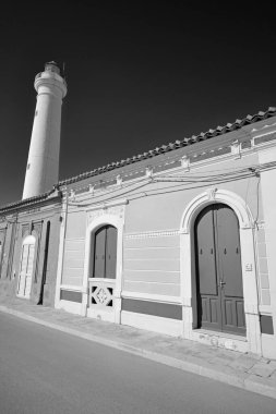 İtalya, Sicilya, Akdeniz, Punta Secca (Ragusa Eyaleti), deniz kenarında ve deniz fenerinde eski bir Sicilya barok evinin cephesi.