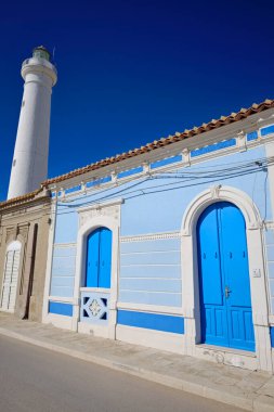 İtalya, Sicilya, Akdeniz, Punta Secca (Ragusa Eyaleti), deniz kenarında ve deniz fenerinde eski bir Sicilya barok evinin cephesi.