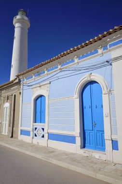 İtalya, Sicilya, Akdeniz, Punta Secca (Ragusa Eyaleti), deniz kenarında ve deniz fenerinde eski bir Sicilya barok evinin cephesi.