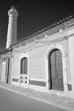 İtalya, Sicilya, Akdeniz, Punta Secca (Ragusa Eyaleti), deniz kenarında ve deniz fenerinde eski bir Sicilya barok evinin cephesi.