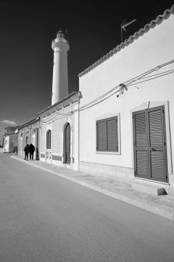 İtalya, Sicilya, Akdeniz, Punta Secca (Ragusa Eyaleti), insanlar, deniz kenarında ve deniz fenerinde eski bir Sicilya barok evinin cephesi