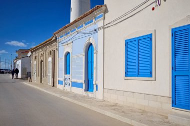 İtalya, Sicilya, Akdeniz, Punta Secca (Ragusa Eyaleti), insanlar, deniz kenarında ve deniz fenerinde eski bir Sicilya barok evinin cephesi