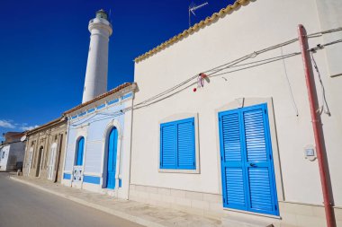 İtalya, Sicilya, Akdeniz, Punta Secca (Ragusa Eyaleti), deniz kenarında ve deniz fenerinde eski bir Sicilya barok evinin cephesi.