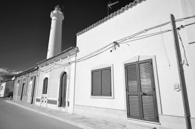 İtalya, Sicilya, Akdeniz, Punta Secca (Ragusa Eyaleti), deniz kenarında ve deniz fenerinde eski bir Sicilya barok evinin cephesi.